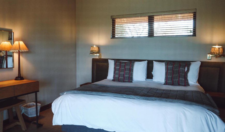 Shawu's Hide- 5 Bedroom Luxury Lodge: Bed