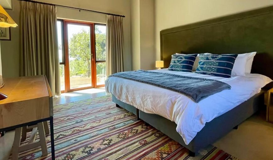 Shawu's Hide- 5 Bedroom Luxury Lodge: Bed