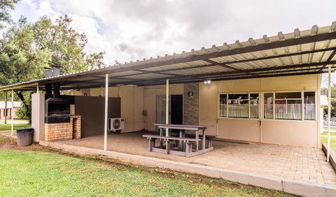 4 Sleeper House: Room Exterior