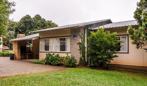 6 Sleeper House - Accessible: Room Exterior