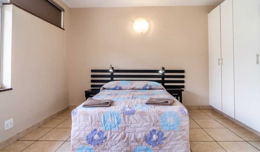 4 Sleeper Flat (1 BR SHR only, balcony): Bedroom